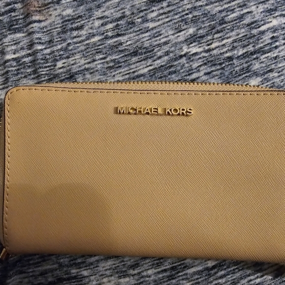 lightly used Michael Kors Wristlet Wallet - Picture 1 of 4
